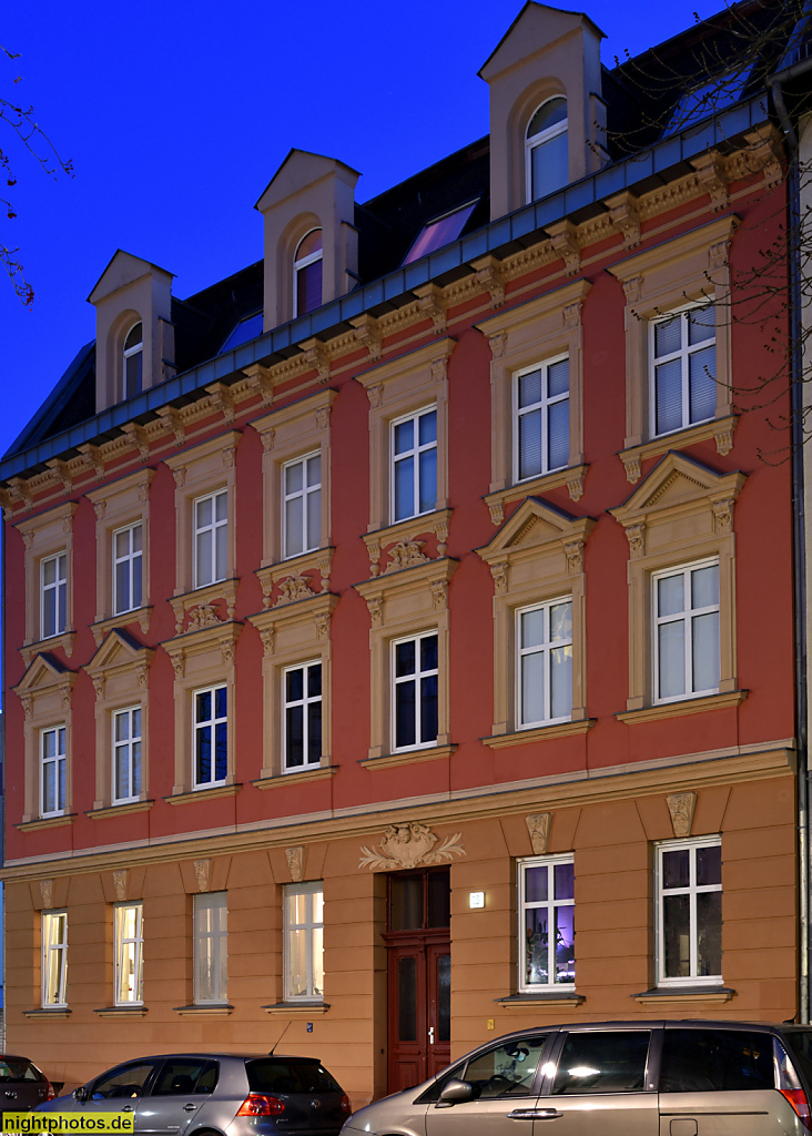 Berlin Adlershof. Restaurierter Altbau mit Giebelgauben. Thomas-Müntzer-Strasse 16