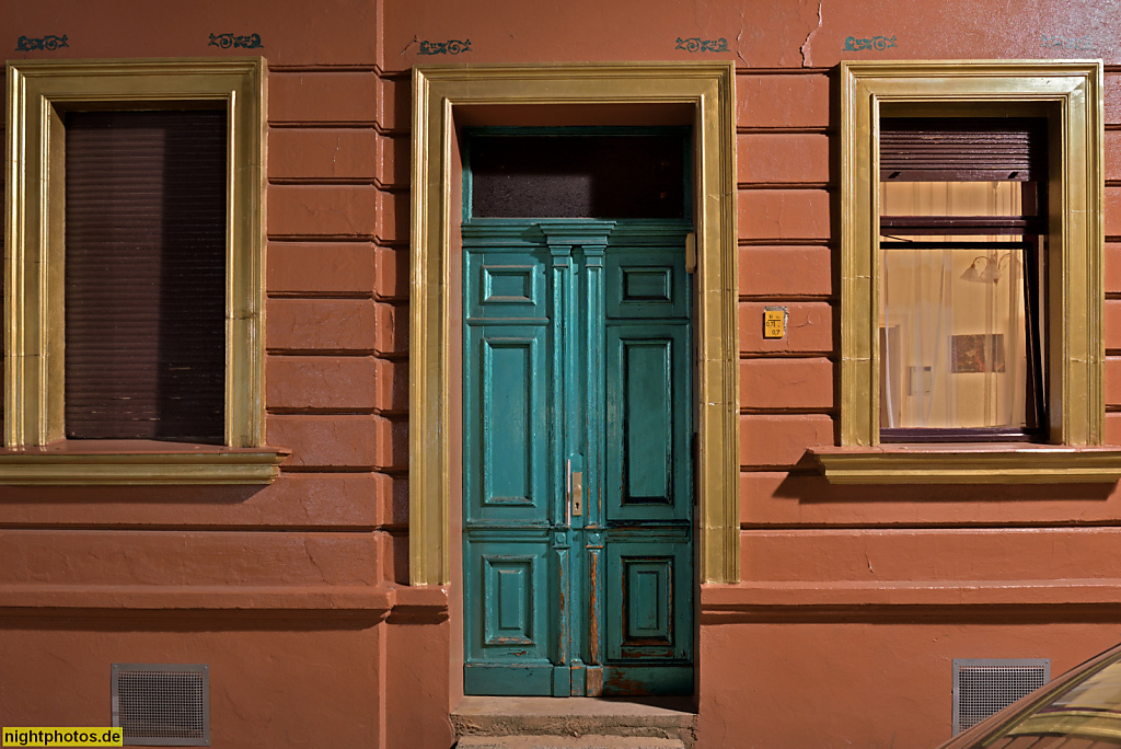 Berlin Adlershof. Restaurierter Altbau Gründerzeit mit goldenem Fenstergewand. Friedenstrasse 21