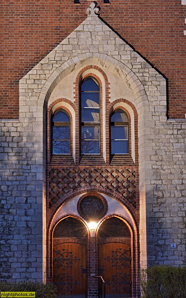 Berlin Adlershof. Evangelische Verklärungskirche erbaut 1899-1900 von Baurat Heinrich Klutmann und Architekt Robert Leibnitz. Arndtstrasse 11-15