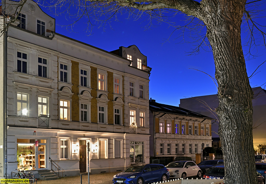 Berlin Adlershof. Mietshaus im Gründerzeitstil mit flachen Seitenrisaliten. Hackenbergstrasse 27-29