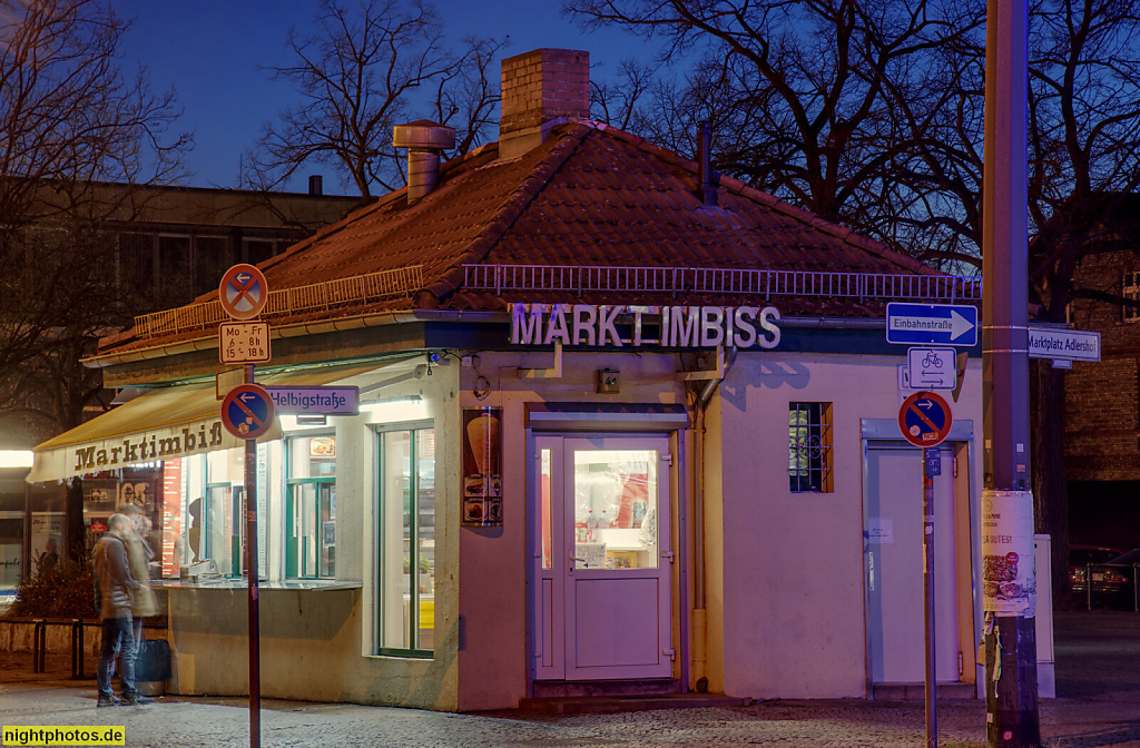 Berlin Adlershof. Marktimbiss auf dem Marktplatz. Als Kiosk erbaut 1919. Dörpfeldstrasse 44