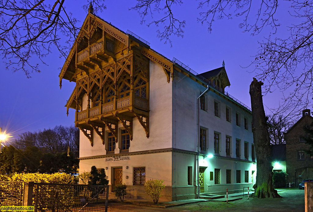 Berlin Niederschönhausen. Holländerhaus. Ehemaliges Sommerhaus der Familie Fetschow erbaut 1847. Balkon Holzschnitzwerk. Ab 1850 Kunstschlosser Carl Friedrich August Hauschild. Dietzgenstrasse 51-53