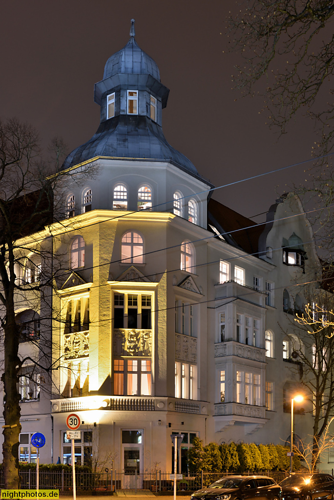 Berlin Niederschönhausen. Mietshaus mit Eckturm und Fassadenreliefs erbaut 1910. Dietzgenstrasse 43-45