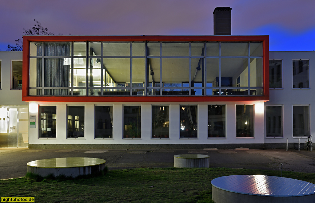 Berlin Mitte Gesundbrunnen. Exrotaprint. Querflügel mit Technischem Büro des Druckmaschinenherstellers Rotaprint erbaut 1958 von Klaus Kirsten. Mieterübernahme 2004-2007. Planungsteam Oliver Clemens, Bernhard Hummel, Daniela Brahm, Les Schliesser. Gottsch