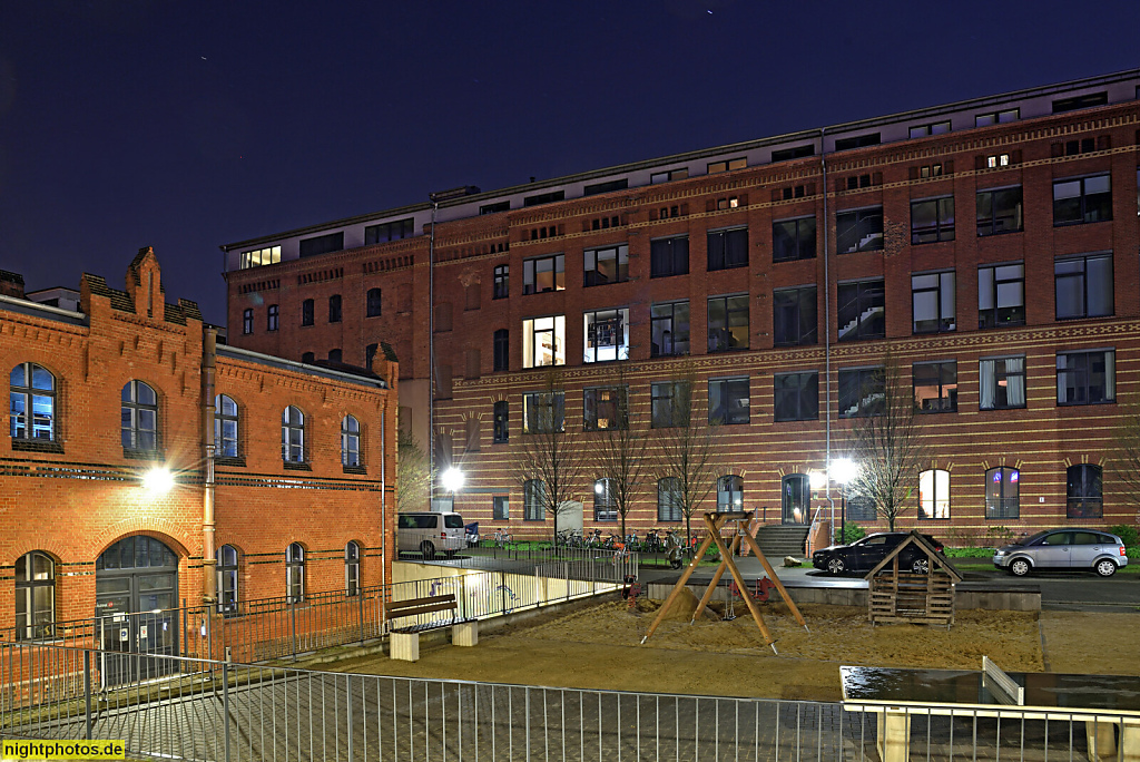 Berlin Prenzlauer Berg. Links Fashion4home. Erbaut 1877-1881 von Hermann Blankenstein als Darmschleimerei im Zentralvieh- und Schlachthof. Hinten Steinleinhalle restauriert 2012-2015 von BrünjesTyrra