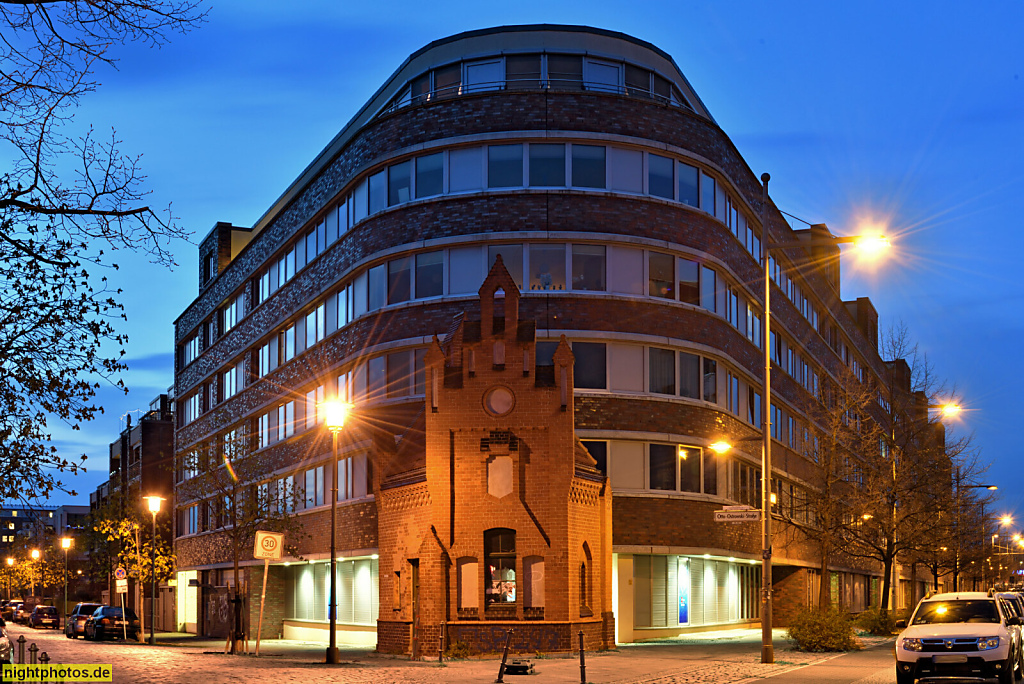 Berlin Prenzlauer Berg. Pförtnerhaus erbaut 1895-1899 von August Lindemann bei Erweiterung des Zentralvieh- und Schlachthof Otto-Ostrowski-Strasse Ecke Thaerstrasse. Dahinter Haus Edith Stein im AVILA Carré erbaut von QBQ Quick Bäckmann Quick und Partner 