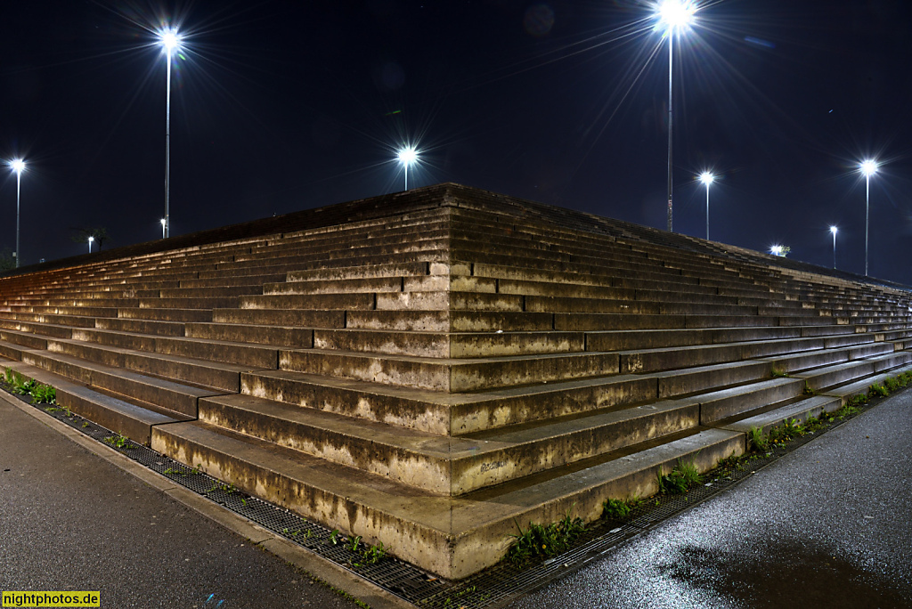 Berlin Prenzlauer Berg. Europasportpark erbaut 1993-1999 als Standort von Velodrom und Schwimm- und Sprunghalle von Architekt Dominique Perrault