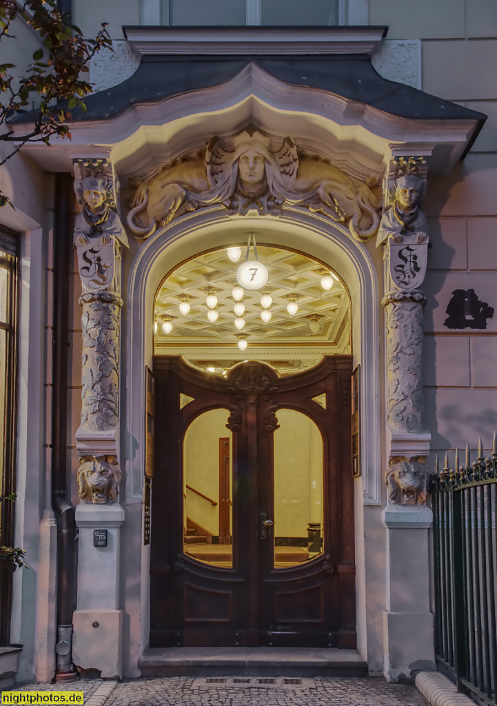 Berlin Schöneberg. Mietshaus erbaut 1900-1901 von Maurermeister Richard Göhrmann am Viktoria-Luise-Platz 7 Ecke Regensburger Strasse 1