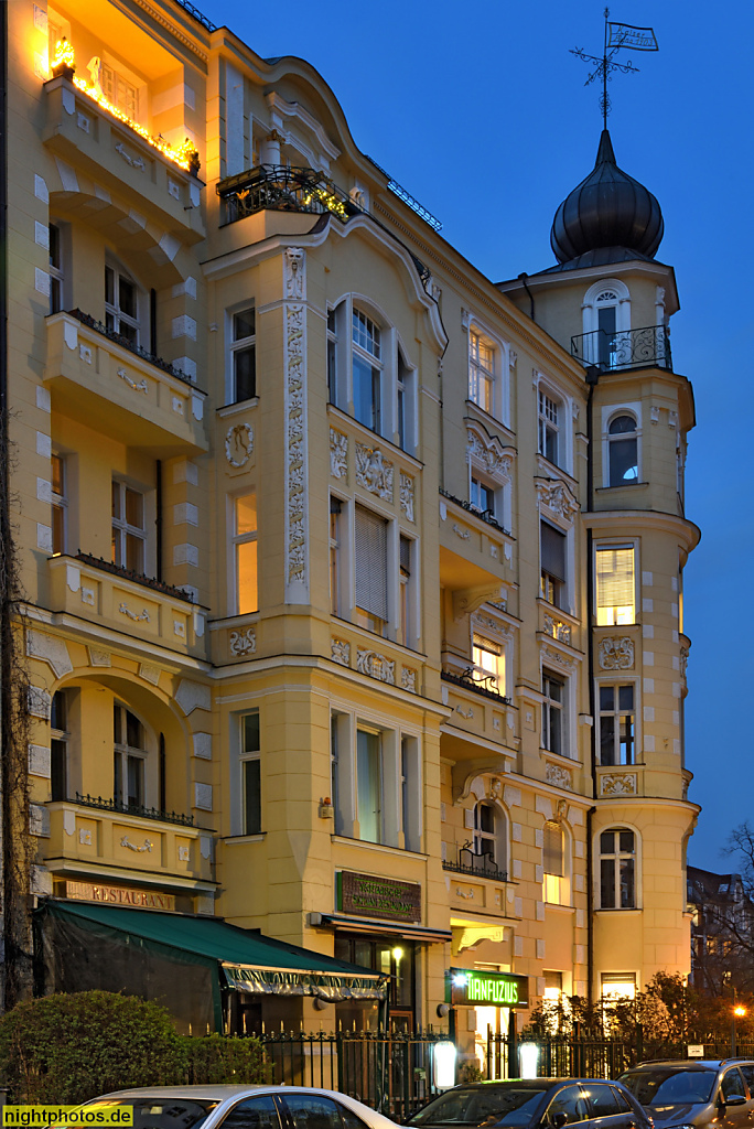 Berlin Schöneberg. Mietshaus erbaut 1900-1901 von Maurermeister Richard Göhrmann am Viktoria-Luise-Platz 7 Ecke Regensburger Strasse 1