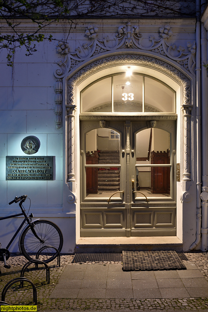 Berlin Schöneberg. Mietshaus mit Gedenktafel für Claire Waldoff. Regensburger Strasse 33