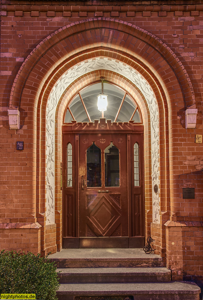Berlin Schöneberg. Spitzbogenportal mit Stuckrelief Einfassung am Viktoria-Luise-Platz 3