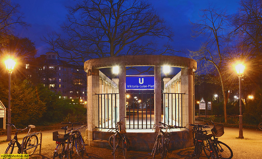 Berlin Schöneberg. Treppe mit Säulenbogen zum U-Bahnhof Viktoria-Luise-Platz erbaut 1909-1910 von Ernst Deneke. Platz angelegt 1899-1900 von Gartenarchitekt Fritz Encke