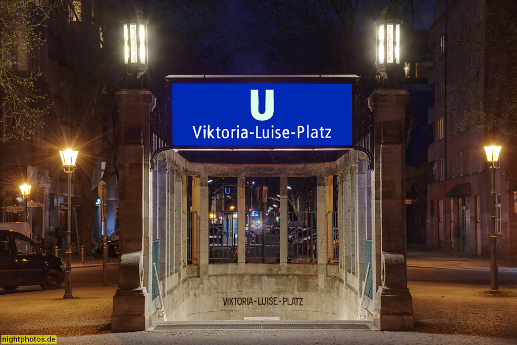 Berlin Schöneberg. Treppe mit Säulenbogen zum U-Bahnhof Viktoria-Luise-Platz erbaut 1909-1910 von Ernst Deneke. Platz angelegt 1899-1900 von Gartenarchitekt Fritz Encke