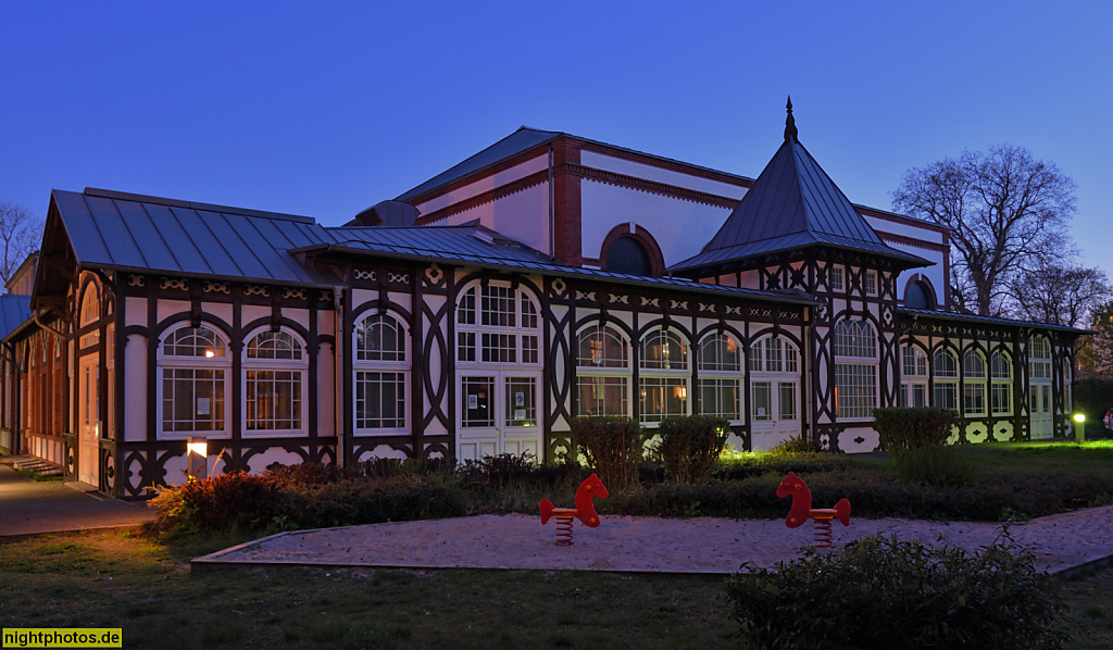 Berlin Niederschönhausen. Ballhaus Pankow erbaut 1880 als Restaurant Schloss Schönhausen für August Lehder. Anbau Ballsaal und Wintergarten 1892. Restauriert 1993-1995. Architekten Restaurierung Theo Boss und Marianne Frey