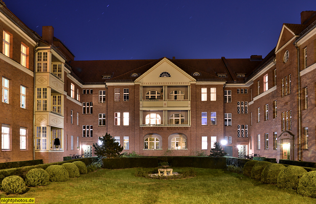 Berlin Niederschönhausen. Wohnanlage mit Gartenanlagen erbaut 1908-1909 von Architekt Paul Mebes und Bildhauer Walter Schmarje. Paul-Franke-Strasse 1-12 an der Grabbeallee