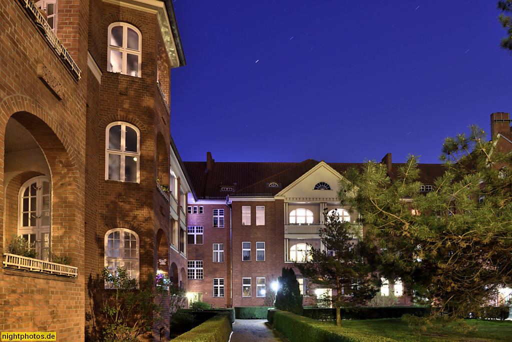 Berlin Niederschönhausen. Wohnanlage mit Gartenanlagen erbaut 1908-1909 von Architekt Paul Mebes und Bildhauer Walter Schmarje. Paul-Franke-Strasse 1-12 an der Grabbeallee