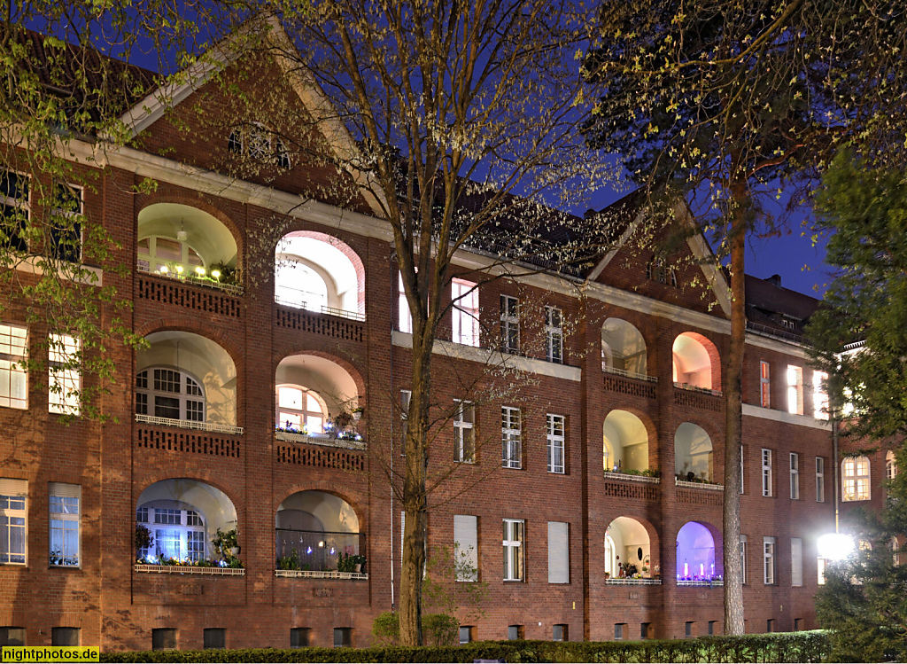 Berlin Niederschönhausen. Wohnanlage mit Gartenanlagen erbaut 1908-1909 von Architekt Paul Mebes und Bildhauer Walter Schmarje. Paul-Franke-Strasse 1-12 an der Grabbeallee