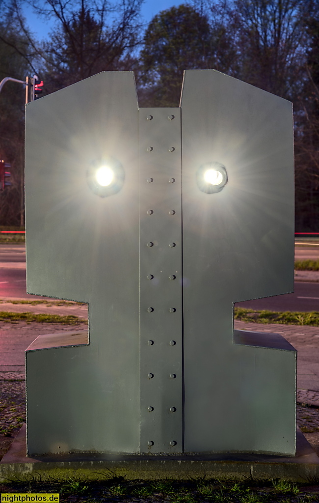 Berlin Mariendorf Kunstwerk 'Kopffigur - Figurenkopf' reduzierte Formenmerkmale des menschlichen Körpers von Bildhauer Dietrich Arlt-Aeras erschaffen 1983-1984. Stahl geschweisst und geschraubt. Britzer Strasse Ecke Rixdorfer Strasse
