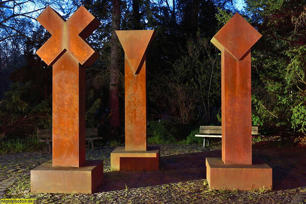 Berlin Mariendorf Kunstwerk 'Wegzeichen' von Bildhauer Manfred Hodapp erschaffen 1983-1984 als Stelen aus Cortenstahl. Andreaskreuz Dreieck und Raute als 'sakrale, meditative Zeichen'. Britzer Strasse Ecke Rixdorfer Strasse