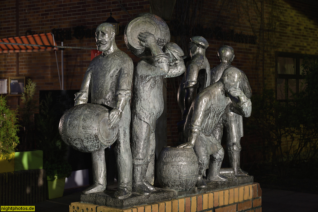 Berlin Prenzlauer Berg. Figurengruppe 'Berliner Typen' des Bildhauers Johannes Harbort im Ernst-Thälmann-Park vor der ehemaligen Kneipe 'Zur alten Gaslaterne'