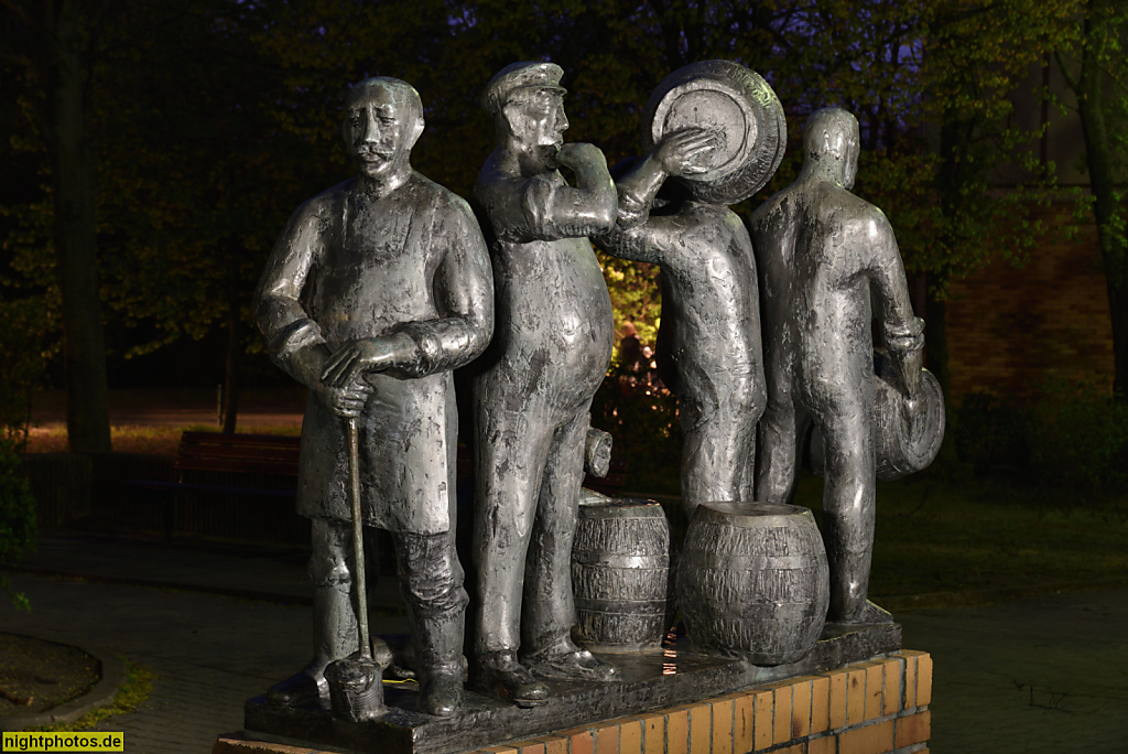 Berlin Prenzlauer Berg. Figurengruppe 'Berliner Typen' des Bildhauers Johannes Harbort im Ernst-Thälmann-Park vor der ehemaligen Kneipe 'Zur alten Gaslaterne'