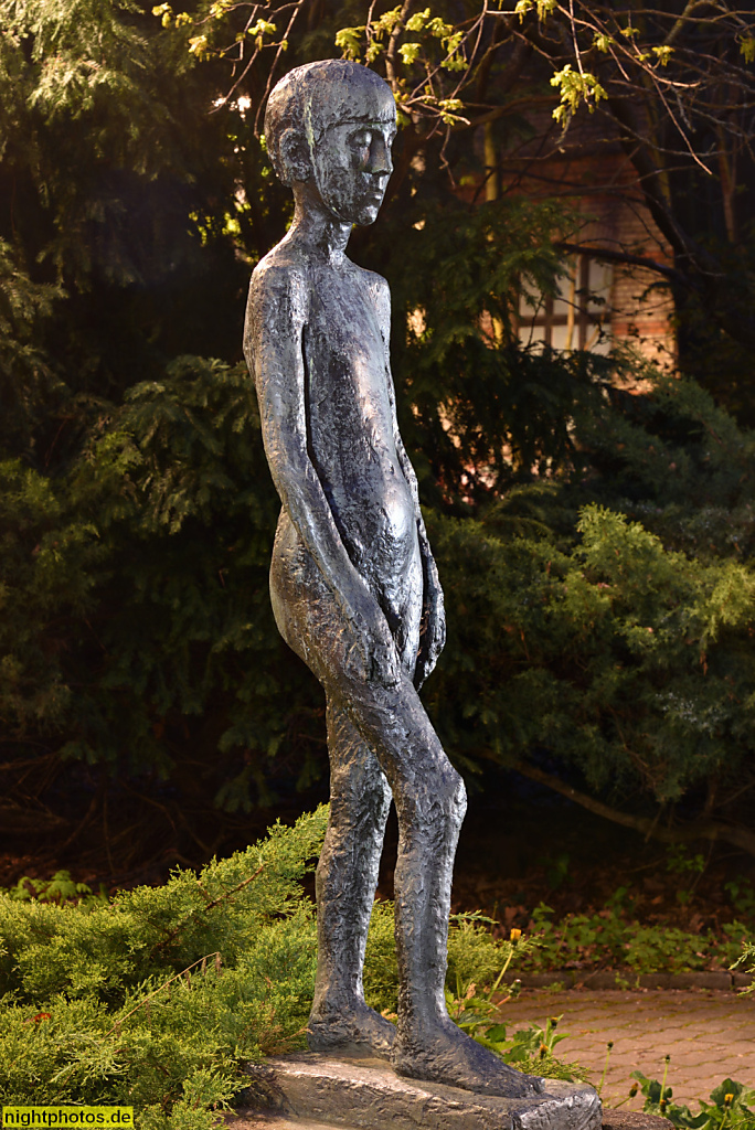 Berlin Prenzlauer Berg. Bronze Figur 'Junge' der Bildhauerin Sabina Grzimek vor dem Kulturzentrum Wabe erbaut 1986 im Ernst-Thälmann-Park
