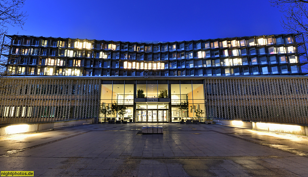 Berlin Lichterfelde Charite Campus Benjamin Franklin erbaut 1959-1969 von Architektenbüro Curtis and Davis als Klinikum Steglitz. Eingang West mit Bettentrakt. Hindenburgdamm 30