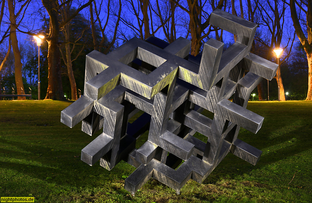 Berlin Lichterfelde Skulptur 'Raumdurchdringung' von Gerhard Jäckel 1995 auf dem Charite Campus Benjamin Franklin erbaut 1959-1969 von Architektenbüro Curtis and Davis. Hindenburgdamm 30