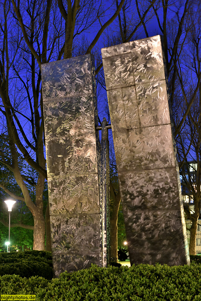 Berlin Lichterfelde kinetisches Edelstahl-Objekt von George Rickey erschaffen 1968-1969. Aufgestellt 1970 auf dem Charite Campus Benjamin Franklin. Hindenburgdamm 30