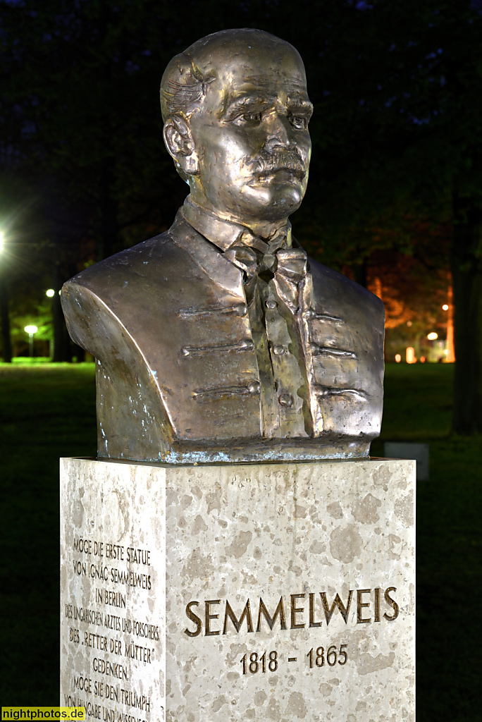 Berlin Lichterfelde. Bronzebüste Chirurg und Geburtshelfer Ignaz Semmelweis. Erschaffen von Éva Varga. Aufgestellt 2018 auf dem Charite Campus Benjamin Franklin. Hindenburgdamm 30