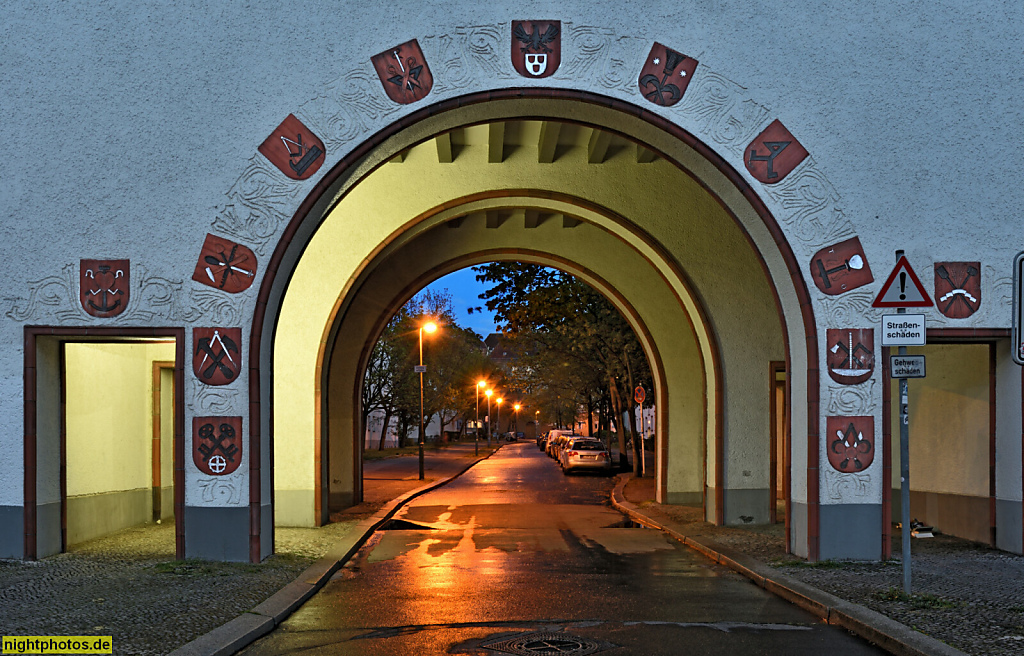 Berlin Prenzlauer Berg. Wohnblock erbaut 1939 von Werner Harting für die Gemeinnützige Siedlungs- und Wohnungsbaugesellschaft. Olga-Benario-Prestes-Strasse