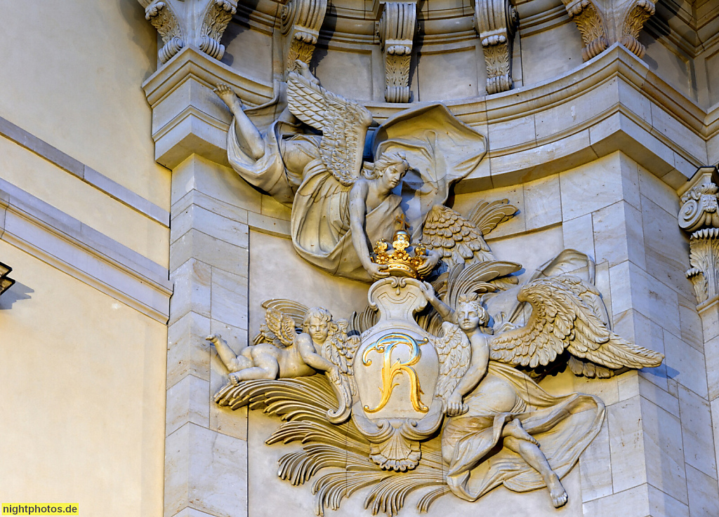 Berlin Mitte Humboldt Forum. Rekonstruktion von Architekt Franco Stella 2020. Erbaut als Berliner Schloss von Andreas Schlüter 1698-1713. Engel Stuck am Hauptportal