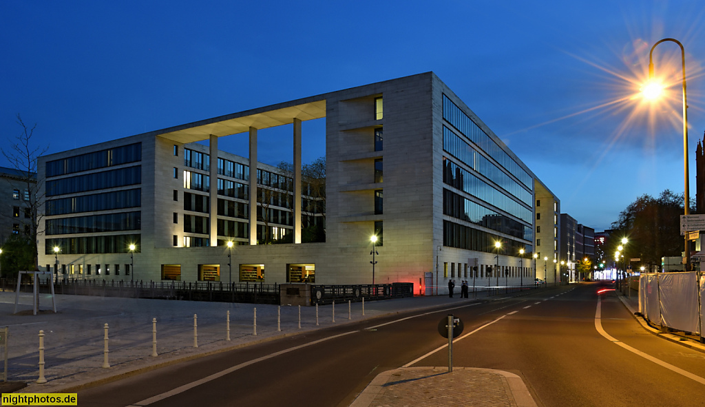 Berlin Mitte Auswärtiges Amt am Werderschen Markt. Kubus mit Glasfront und Atrium erbaut 1999 von Thomas Müller und Ivan Reimann