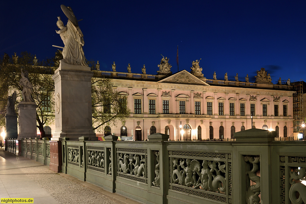 Berlin Mitte Deutsches Historisches Museum DHM erbaut 1695-1729 als Zeughaus nach Entwurf von Architekt François Blondel für Kurfürst Friedrich III. Geländer der Schlossbrücke mit Brückenfigur 'Der junge Held wird von Athena beschützt' von Gustav Blaeser 