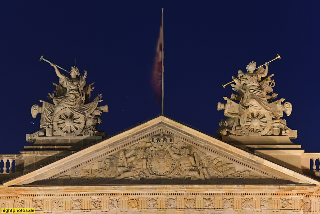 Berlin Mitte Deutsches Historisches Museum DHM erbaut 1695-1729 als Zeughaus nach Entwurf von Architekt François Blondel für Kurfürst Friedrich III. Auf Balustrade Famen mit Posaune und Waffen auf Lafette