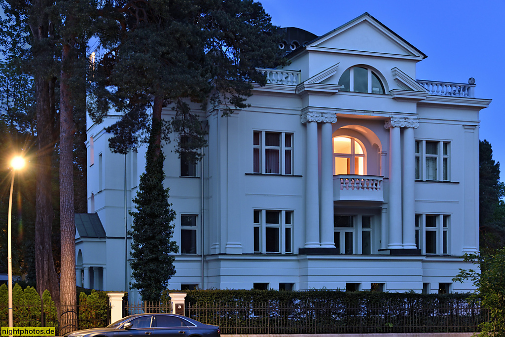 Berlin Grunewald. Moderne Villa mit übergiebeltem Risalit am Johannaplatz