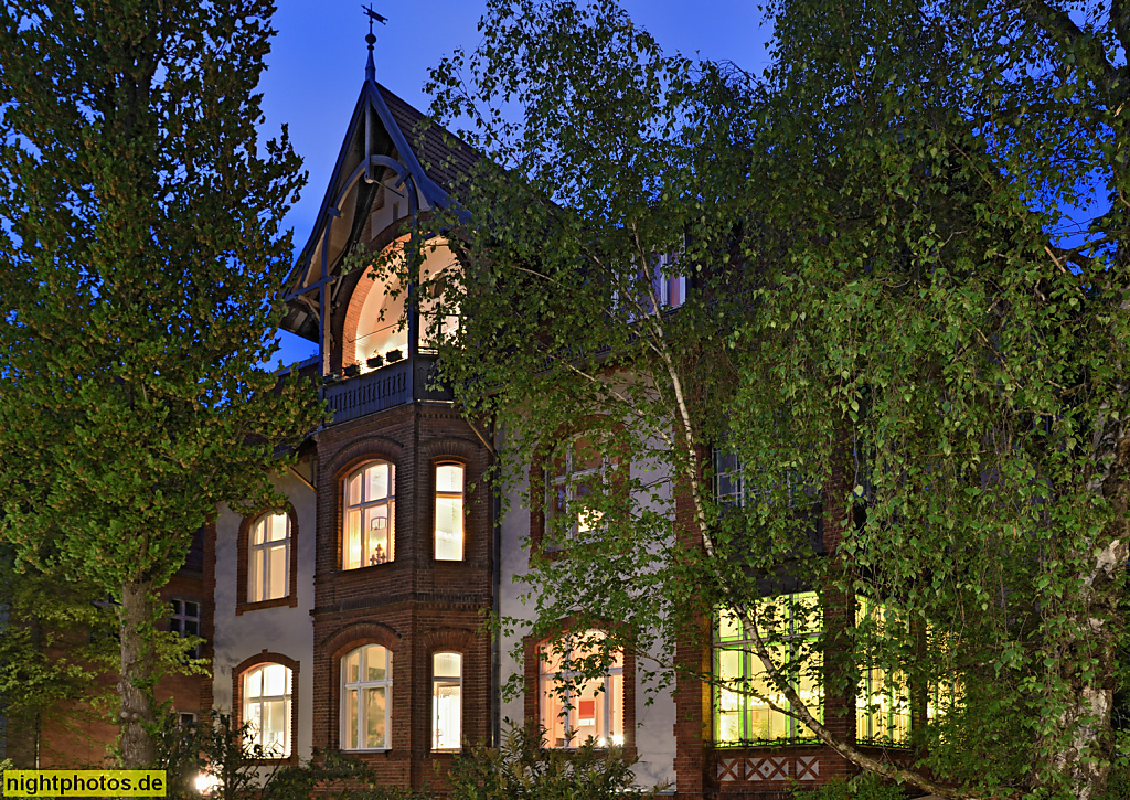 Berlin Grunewald. Mietshaus im Landhausstil. Humboldtstrasse 32