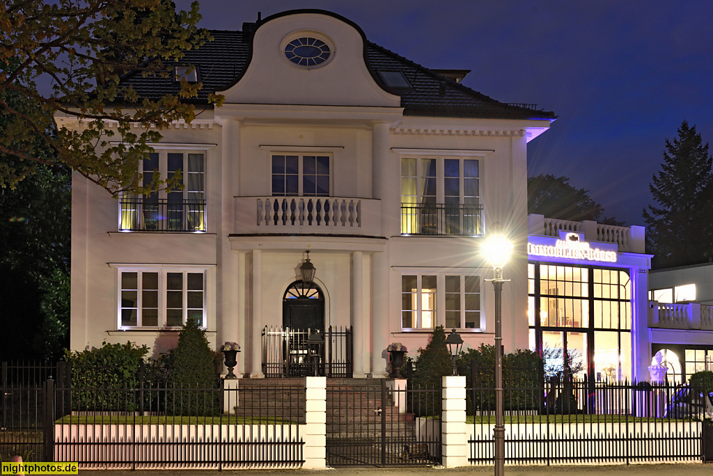 Berlin Grunewald. Moderne Villa mit übergiebelten Mittelrisalit mit Lünette. Hubertusallee 18 am Bismarckplatz