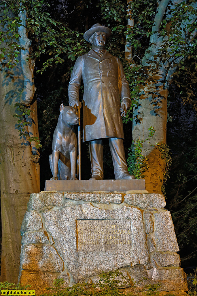 Berlin Grunewald. Bismarck-Denkmal in Pose als Gutsherr von Friedrichsruh. Urversion von Künstler Max Klein 1897 auf dem Bismarckplatz an der Hubertusallee. Nachbildung von Bildhauer Harald Haacke 1996 aus Giesserei Fa. H. Noack