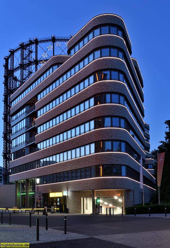 Berlin Schöneberg. EUREF-Campus Haus 21-22 Büro- und Verwaltungsgebäude erbaut 2016-2018 von Architekten KLW Ingenieure. Vegetarisches und veganes Tagesrestaurant Grüns. Torgauer Strasse 12-15