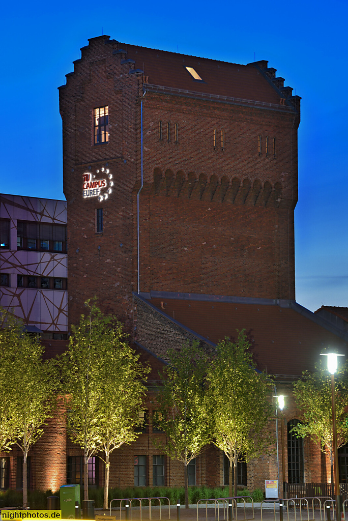 Berlin Schöneberg. EUREF-Campus Haus 18-19 des ehemaligen Gaswerk Schöneberg. Kessel- und Maschinenhaus mit Wasserturm. Tagesrestaurant Café im Wasserturm