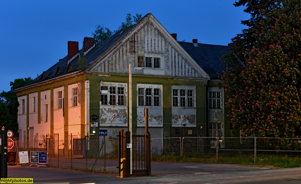 Berlin Lichterfelde. Goerzwerk. Ehemaliges Werkswohnhaus und Feuerwehrhaus der Optischen Anstalt Carl Paul Goerz AG erbaut 1920 von Albert Paeseler. Goerzallee 303A-B