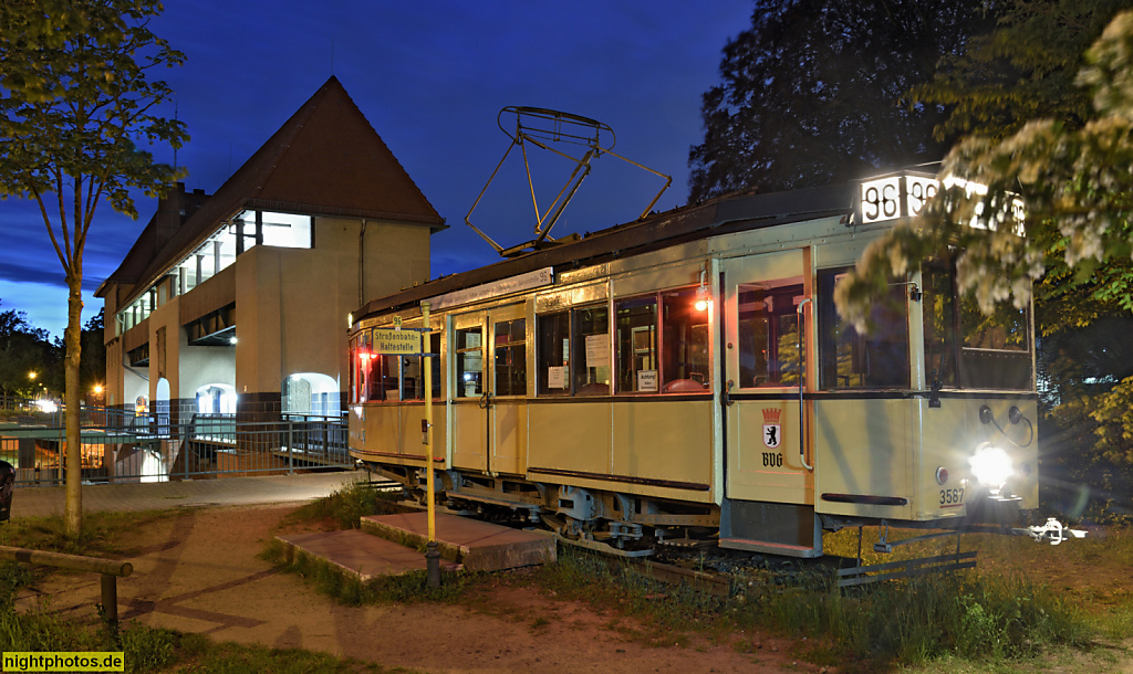 Kleinmachnow Historischer Strassenbahnwagen 3587 der ehemaligen Tram 96 neben der Kleinmachnower Schleuse im Teltowkanal