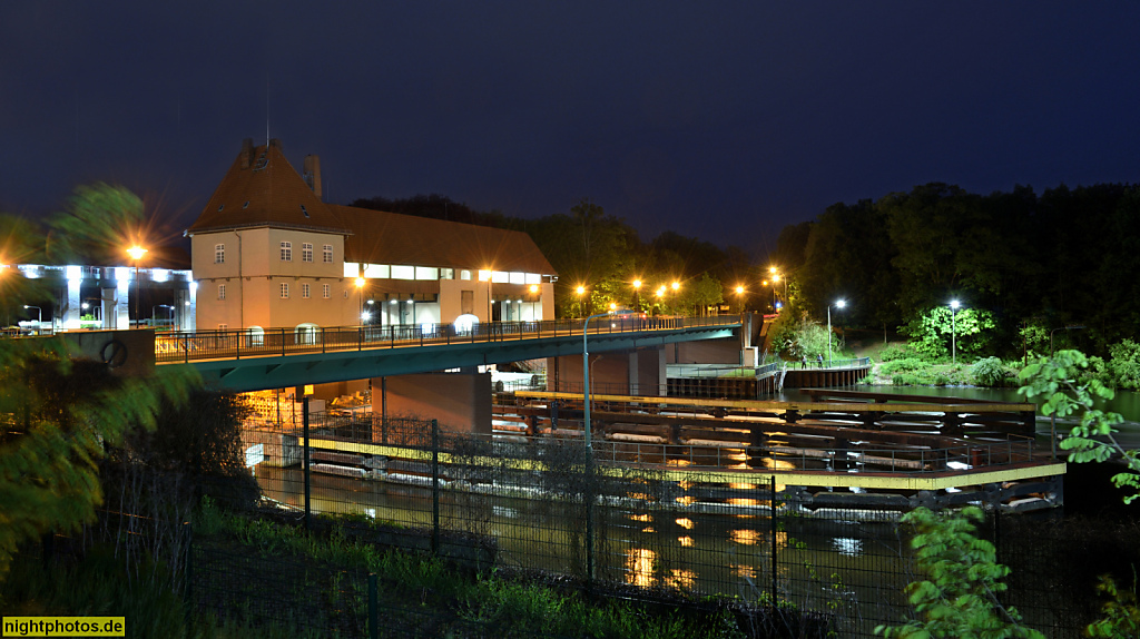 Kleinmachnow Schleuse im Teltowkanal. Erbaut 1902-1905 von Königlichen Bauräten Christian Havestadt und Max Contag. Umbau 1939-1940 Sanierung 2005. Unterwasser