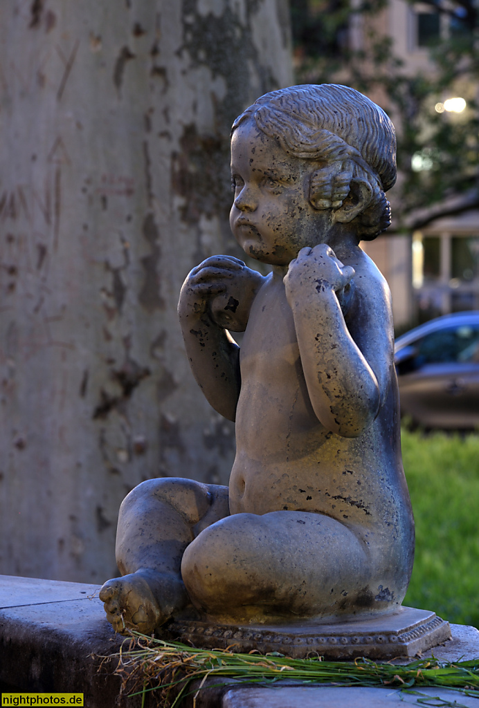 Berlin Schöneberg. Kinderbrunnen auf dem Barbarossaplatz. Erschaffen 1913 von Constantin Stark. Wiederherstellung 1960 von Eva Wendel (Brunnen) 1989 von Heinz Spilker (Figuren)