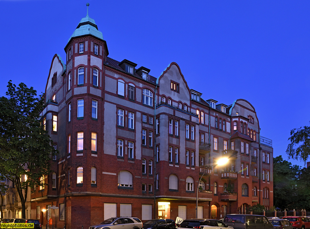Berlin Schöneberg. Nachbarschaftsheim Schöneberg mit Kindertagesstätte. Erbaut 1907-1908 von Walter Kern als Haus des Berliner Krippenvereins. Karl-Schrader-Strasse 9-10 Ecke Barbarossastrasse 62
