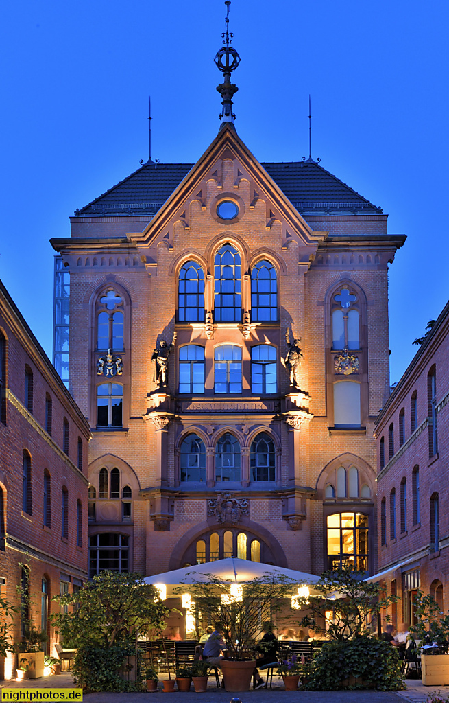 Berlin Mitte. Restaurant Katz Orange. Erbaut 1890-1891 als Josty-Brauerei von Hermann Enders und Hahn im Stil der Neorenaissance. 1900-1913 Bergbrauerei. 1994-1995 restauriert von Architekten Elwardt und Lattermann. Bergstrasse 22 Innenhof