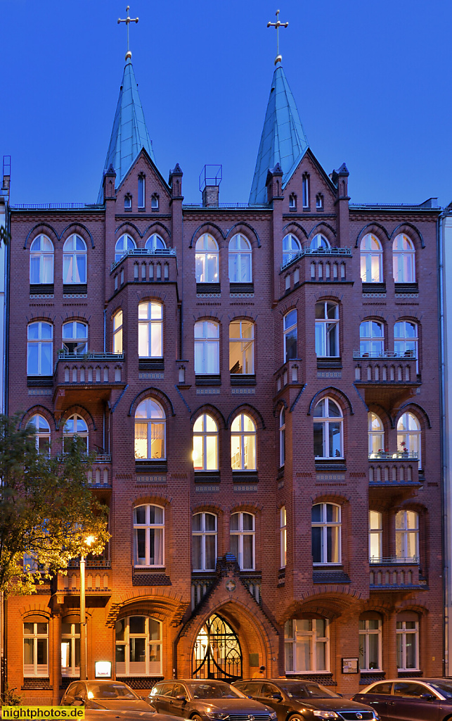 Berlin Mitte Evangelisch-methodistische Erlöserkirche hinter Mietshaus. Erbaut 1904 von Carl Breuer in norddeutscher Backsteingotik. Schröderstrasse 5