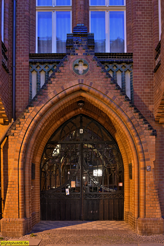 Berlin Mitte Evangelisch-methodistische Erlöserkirche hinter Mietshaus. Erbaut 1904 von Carl Breuer in norddeutscher Backsteingotik. Schröderstrasse 5