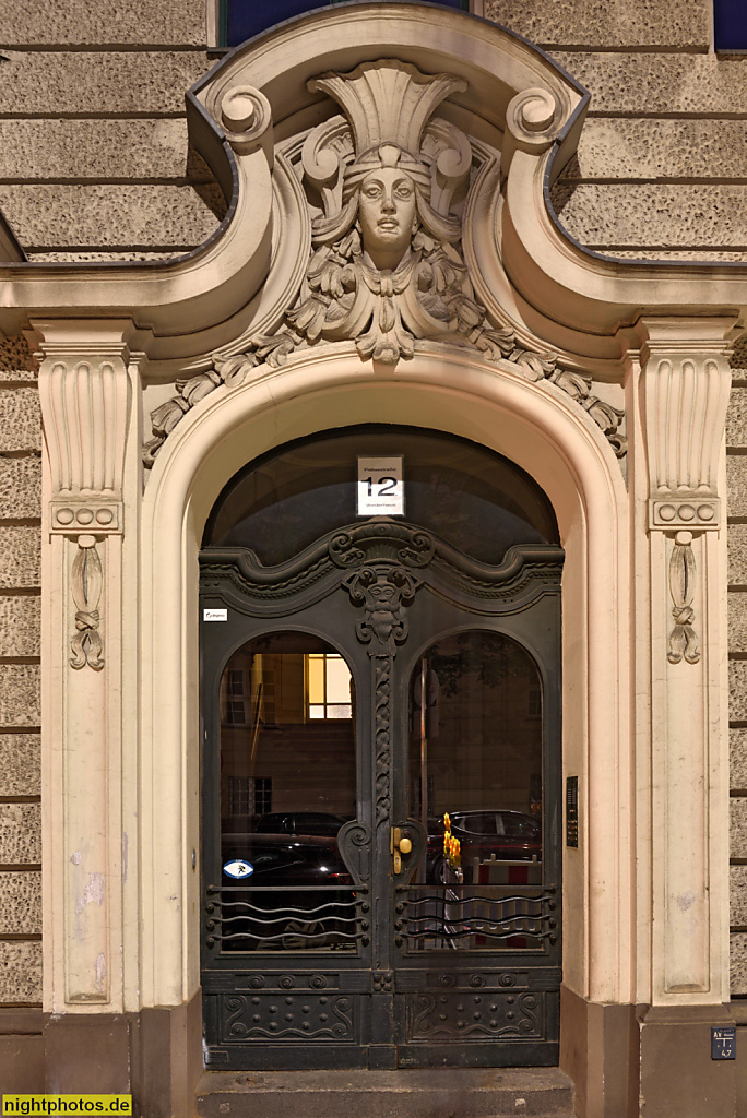 Berlin Schöneberg. Mietshaus erbaut 1896-1897 von Julius Krost. Fassadengestaltung von Bruno Möhring. Tür im Jugendstil. Pallasstrasse 12